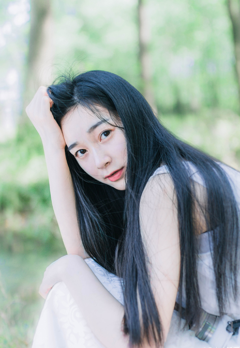 “没办法，若此时船队出行，难保江东水军不会伺机而动，如今我军的粮草，可经不起折腾。”诸葛亮闻言，也不禁苦笑一声，周瑜一死，那柴桑大营的江东水军最近可没少找麻烦，虽然大仗没有，但江夏、江陵的舟船，莫说官方的战舰，便是普通百姓的船只只要稍微靠近都可能遭到攻击或者掳掠。